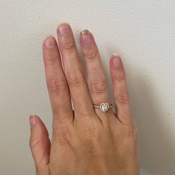 Rosegold elevated heart ring from Pandora - Picture 3 of 4